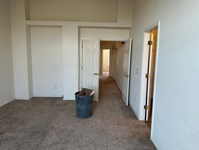 Building Photo - Make this refreshed townhome your own!