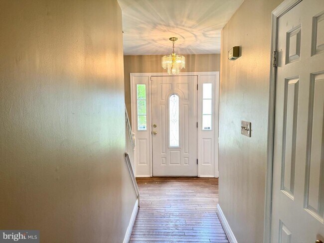 Building Photo - 15407 Skyline Dr