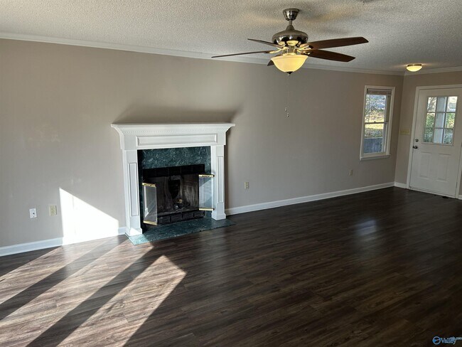 Building Photo - 550 Farmingdale Rd SE