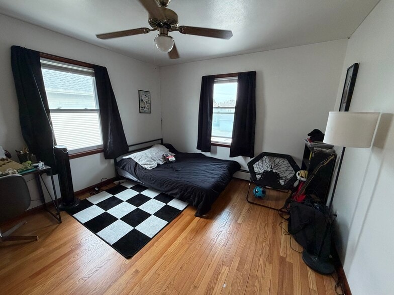 Good size bedroom - 2113 N Sherman Ave