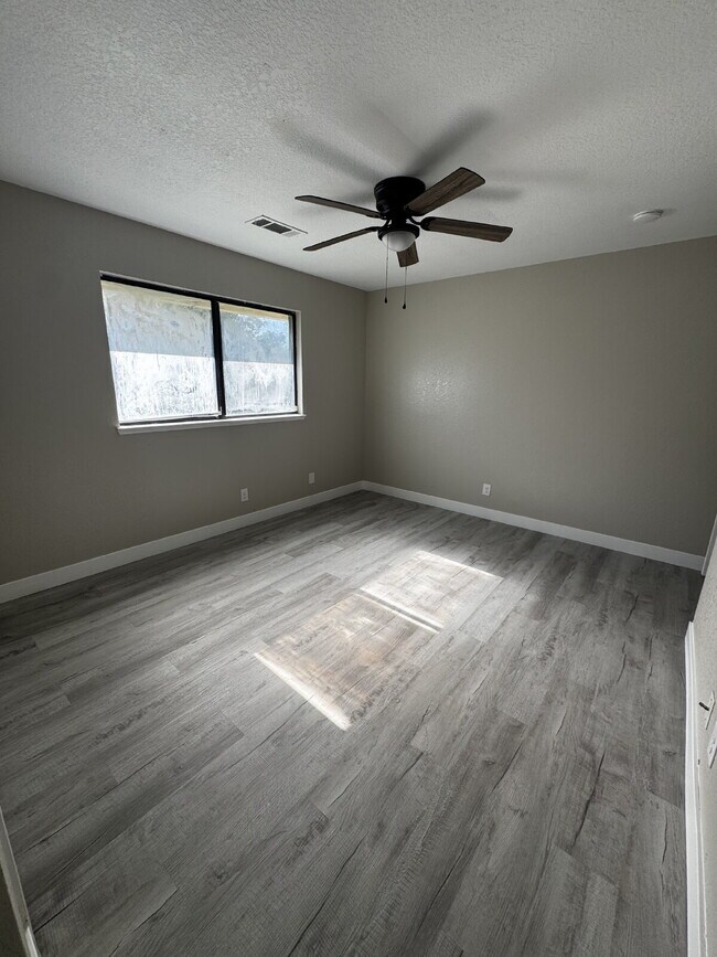 Building Photo - Newly Renovated 2-Bed, 2-Bath Condo at 3559 Guadalupe