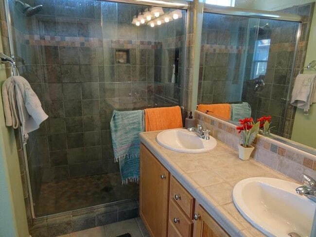 Building Photo - Adorable 2 bedroom 2 bathroom townhouse in...