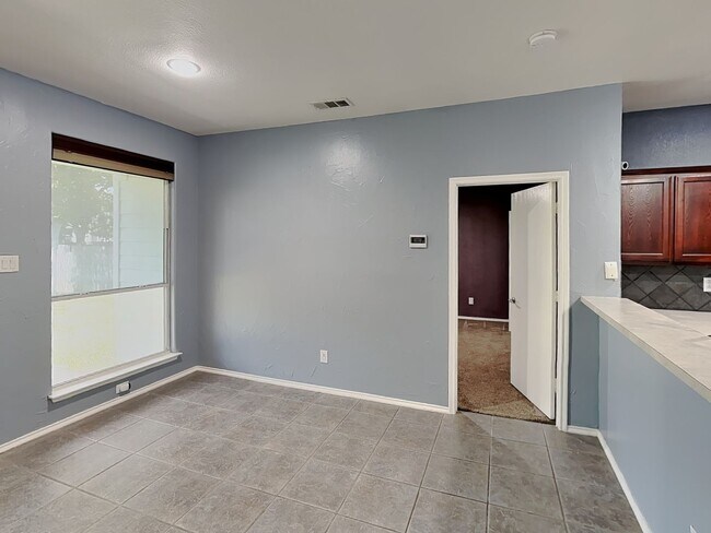 Building Photo - READY FOR MOVE IN NOW!