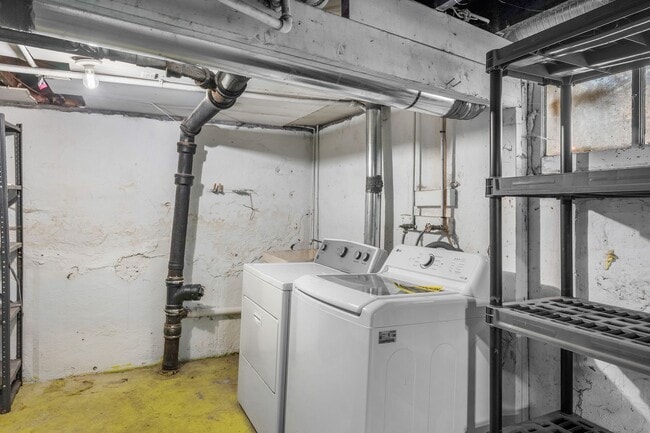 Building Photo - Great Location! Northtown Charmer!