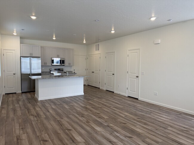 Building Photo - 203 E Arcade Dr