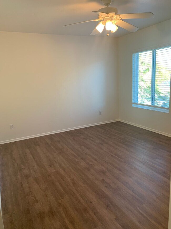 Building Photo - 336 E Limberlost Dr