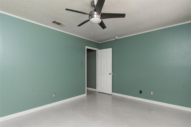 Building Photo - 2524 Berkett Dr