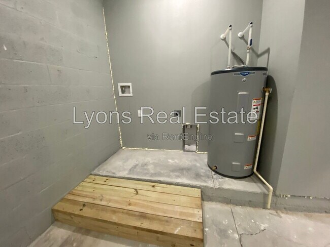 Building Photo - 10398 Port Everglades St
