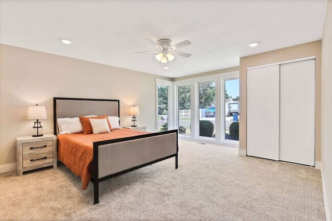 Building Photo - 1215 E Cerramar Ct