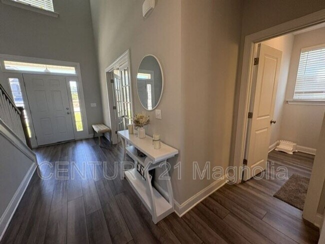 Building Photo - 560 Hampton Dr