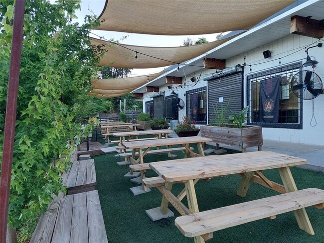 Building Photo - 547 Westmeath Dr SW