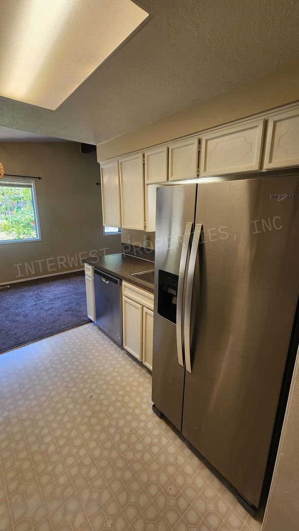 Building Photo - 3 bd 2 ba Ranch Style Beaverton Home with W/D in Unit, 2 Car Garage and Large Fenced Yard!