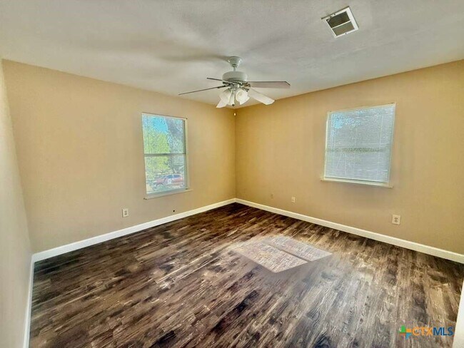 Building Photo - 103 Crestview Dr