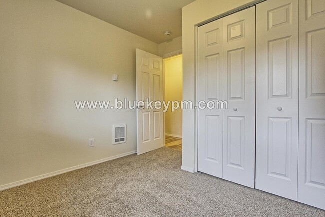 Building Photo - 3 Bed 1.5 Bath  Unit on Grand Blvd in Vanc...