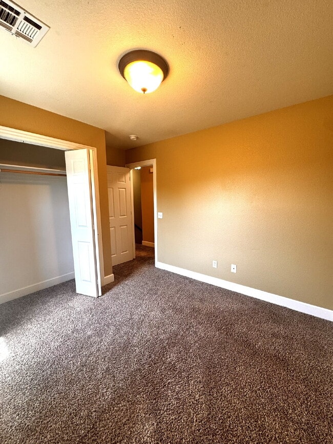 Building Photo - 15 Bluestem Ln