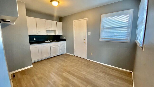 Building Photo - Handyman Special $0 First Month's Rent / “You fix, you SAVE BIG!!” Contact Mayshell for details: ...