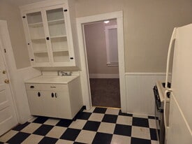 Building Photo - 553 Penora St
