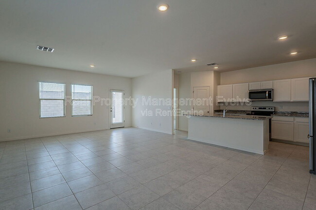 Building Photo - 6450 W Magdalena Ln