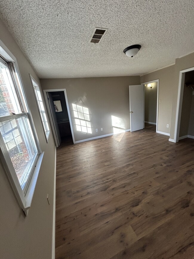 Building Photo - 303 Lake Dr