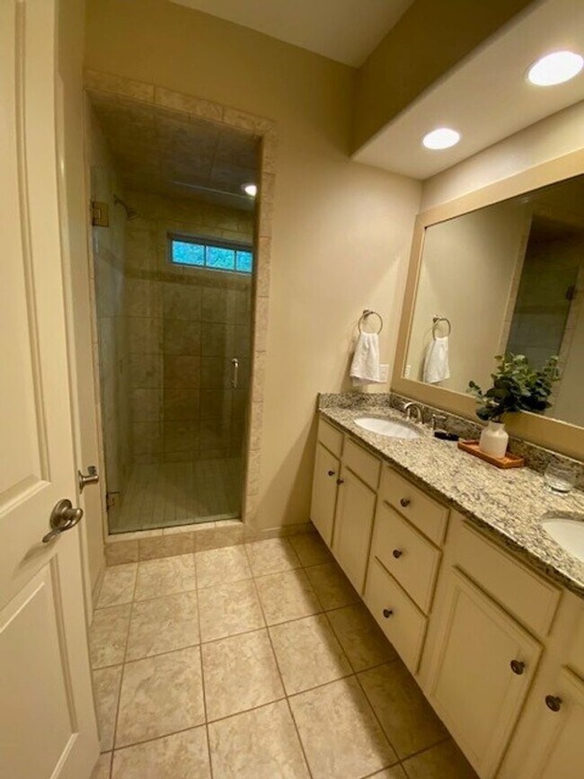 Building Photo - Beautiful Fully Furnished 3 bed 2 bath hom...