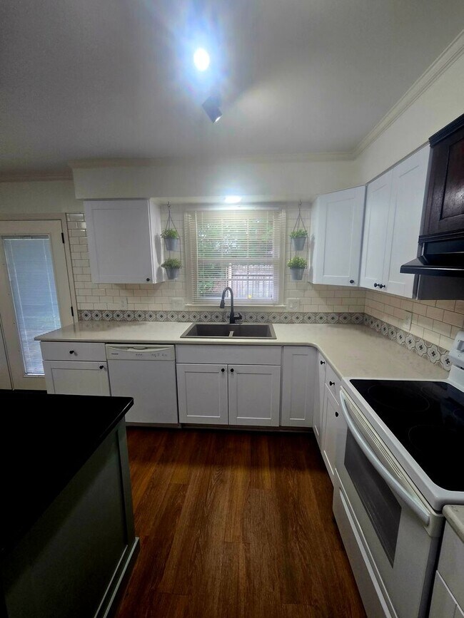 Building Photo - Lindley Park Rental!