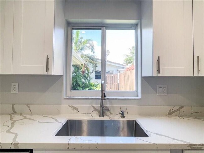 Building Photo - 2011 NE 31st St