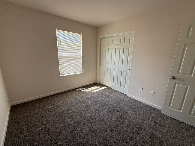 Building Photo - Completely Renovated!