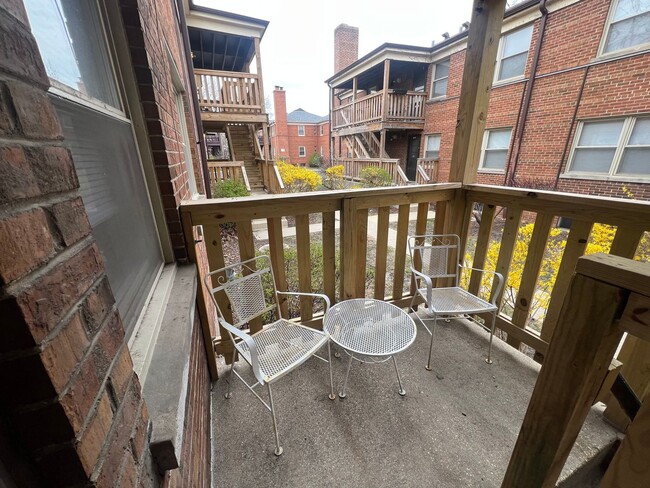 Building Photo - Ravenswood Renovated One Bedroom