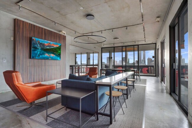 Building Photo - Awesome 1BR Loft Style Condo Overlooking M...