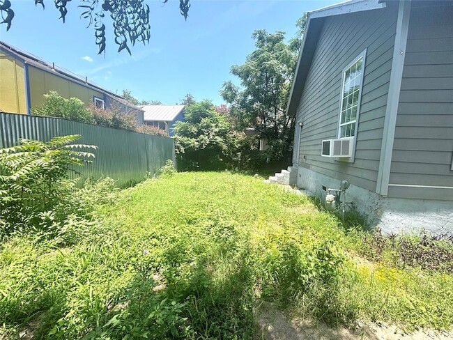 Building Photo - 2410 E 12th St