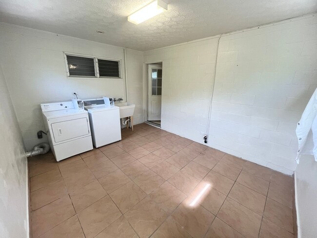 Building Photo - 2 Bed 1 Bath Basement Unit of Duplex House...