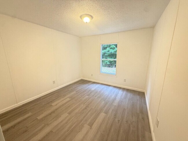 Building Photo - 4 Bedrooms, 3 Bathrooms with potential 5th Bedroom- Mobile home in Armuchee!