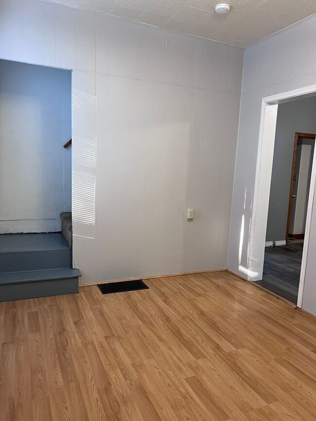 Building Photo - Nice-sized 2-bedroom 1-bath home with a large back yard.