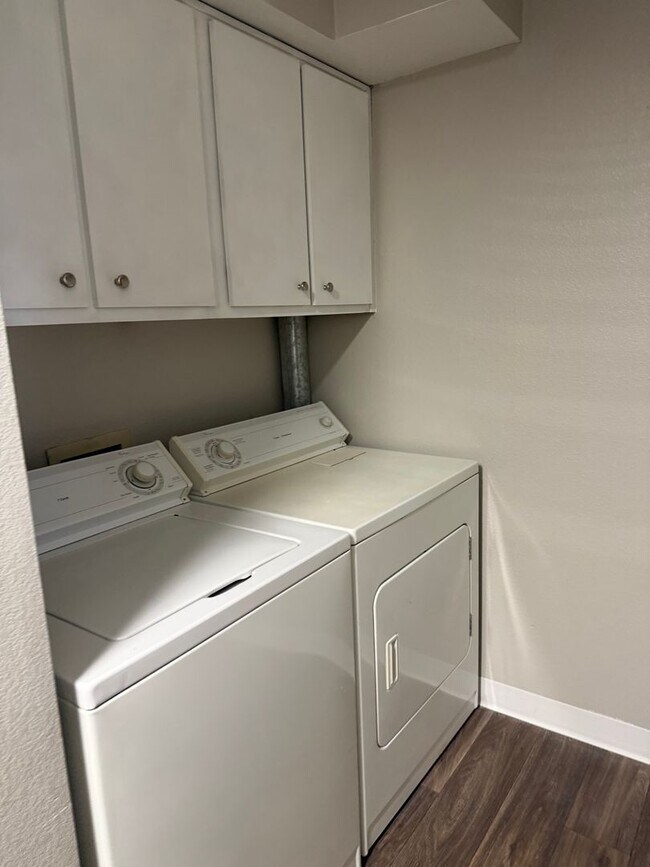 Building Photo - Top-Floor Living Starts Here! Apply by 7/11 get ONE MONTH FREE