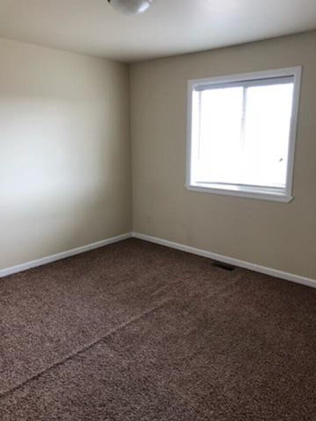 Building Photo - 3 Bedroom 2.5 Bath Townhome behind Costco!