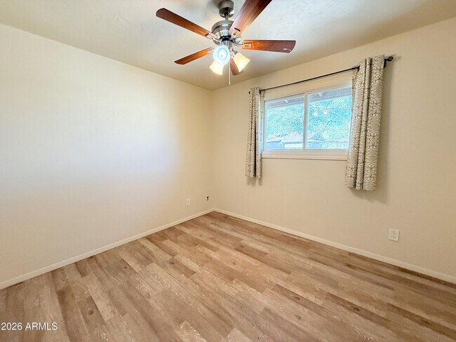 Building Photo - 710 E Hermosa Dr