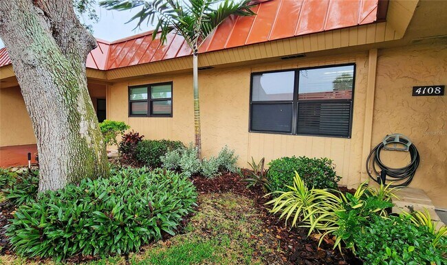 Building Photo - Adorable 1/1 condo with dock and amenity community