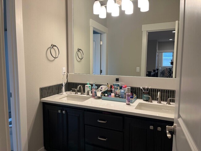 Building Photo - Fabulous 5 BD* 3 BA* + LARGE Bonus Room* S...