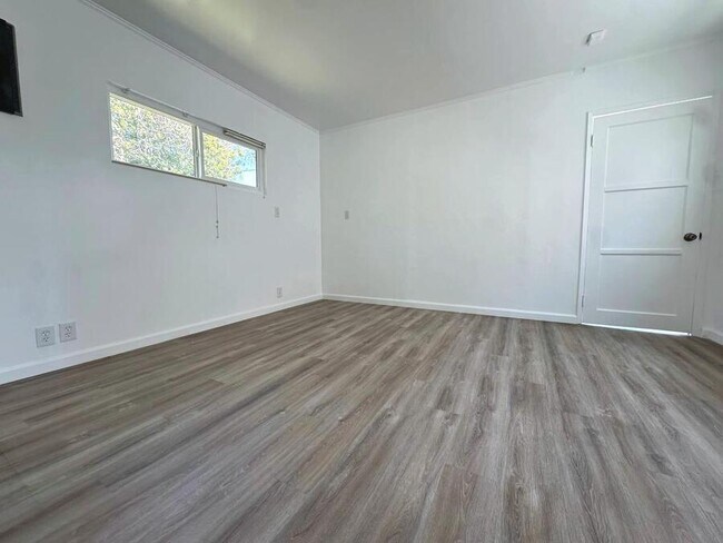 Building Photo - 1556 S Beverly Glen Blvd