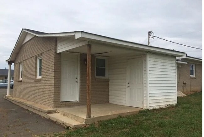 Building Photo - This lovely 2 bedroom 1 bath duplex is located in Stanley off Sifford Rd.