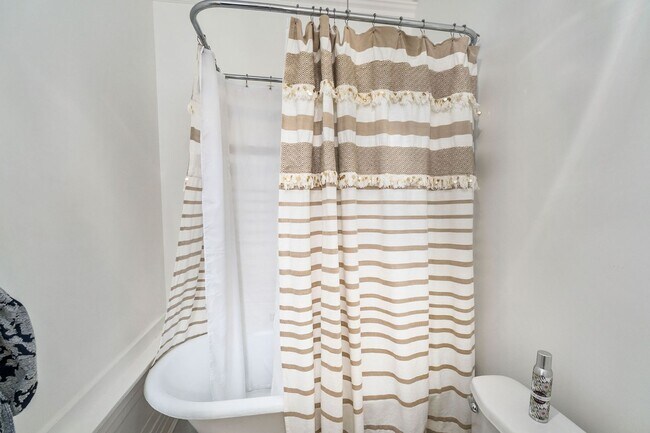 Building Photo - Beautiful 2 Bedroom/2 Bathroom First Floor Apartment in East Duluth Mansion - AVAILABLE JUNE!