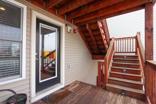 Building Photo - 104 D St