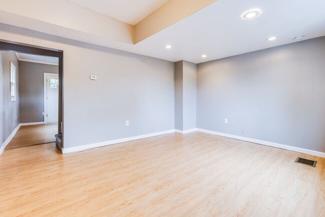 Building Photo - Available MAY 2026  - Private 2 Bedroom Home w/ Large Deck!