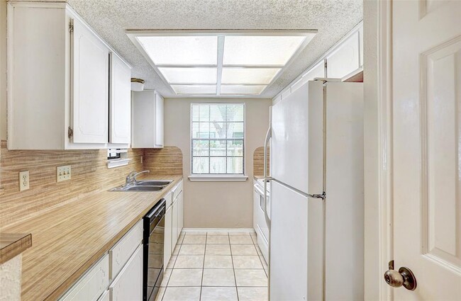 Building Photo - 8704 Clearbrook Trail