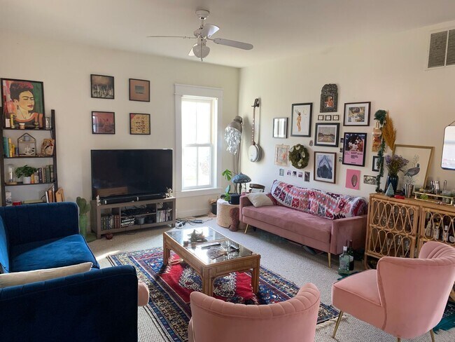 Building Photo - Spacious 2 bed/3 bath Home near Switchyard Park!