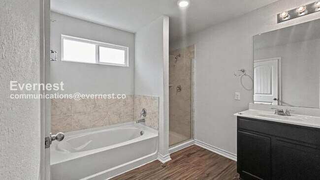 Building Photo - PROMO: Get 50% off the first month’s rent when you sign the lease today! / 3 Bed/2 Bath Home with...