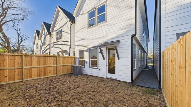 Building Photo - 5027 Golden Forest Dr