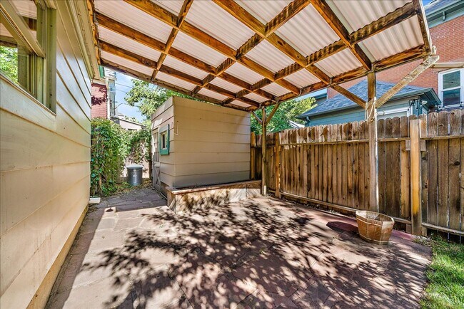 Building Photo - Beautiful 3 Bedroom Victorian Home, With B...