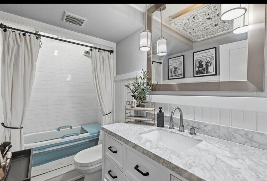 Building Photo - 7465 Bay Island Dr S