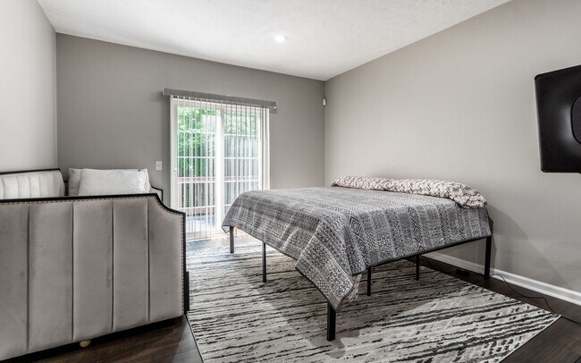 Building Photo - Spacious 5-Bed Home with In-Law Suite, Fin...